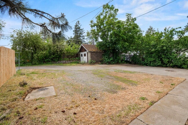 Building Photo - Updated Turnkey 2 Bed 1-bathroom spacious ...