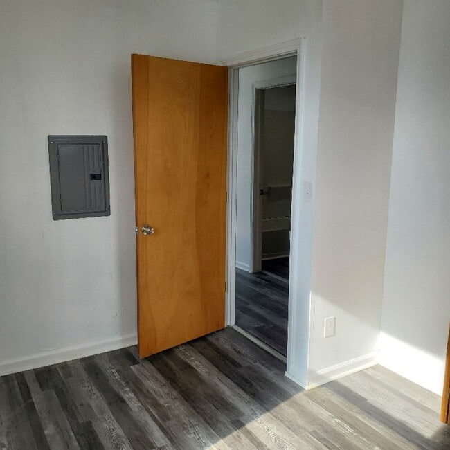 Building Photo - 1BDRM APARTMENT FOR RENT