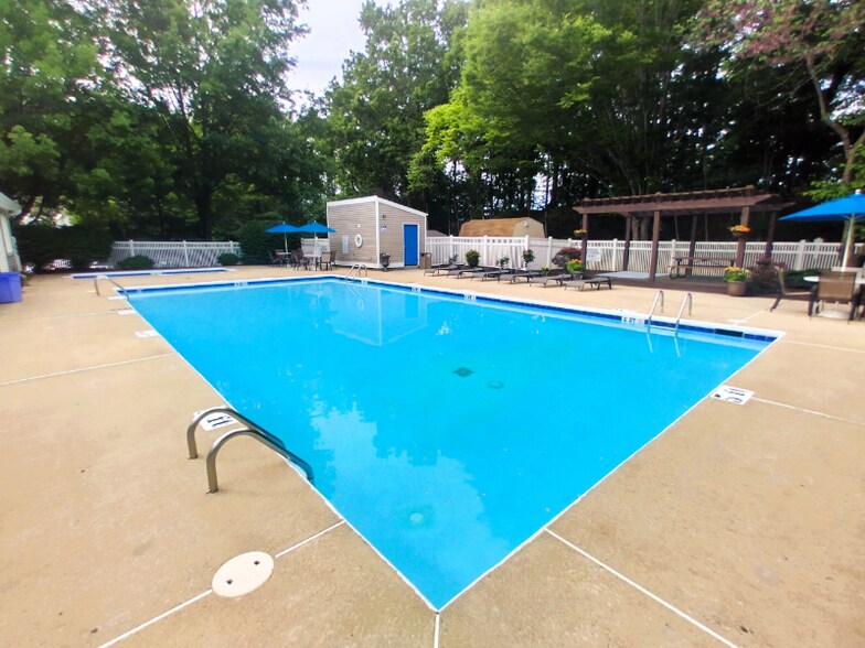 Building Photo - 600 Reusens Rd