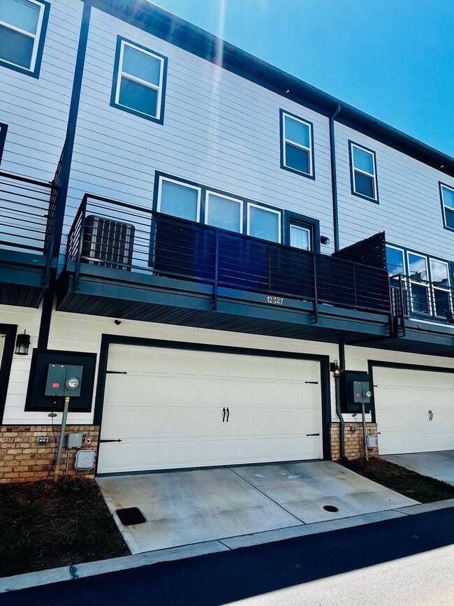 Building Photo - Beautiful 4BR Townhouse in Ballantyne