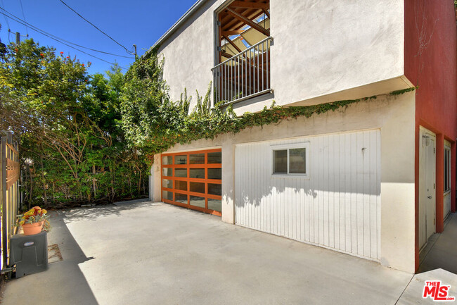 Building Photo - 656 Angelus Pl