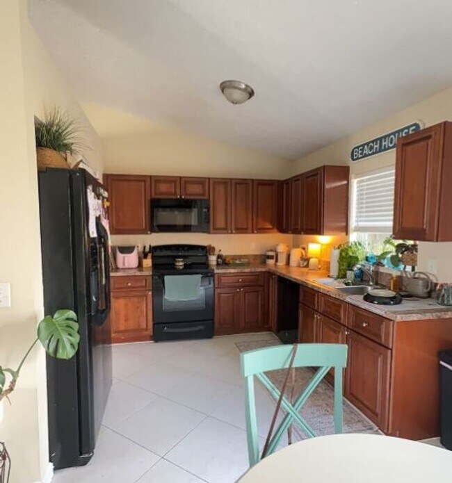 Building Photo - 3/2/2 for Rent NEW Metal roof 2026 (Part of the garage has been converted)