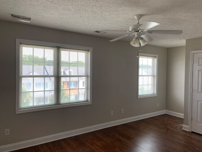 Building Photo - 3 Bedroom Townhouse in Wyndhurst