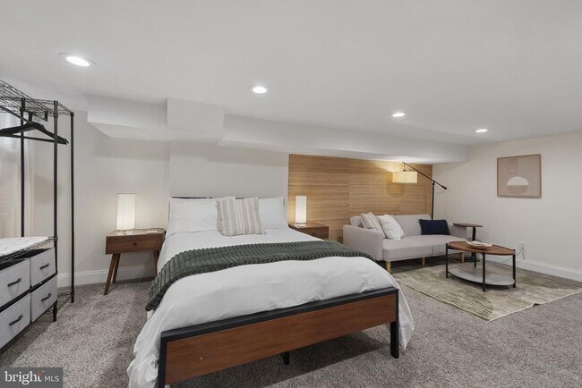 Building Photo - 737 Dolphin St