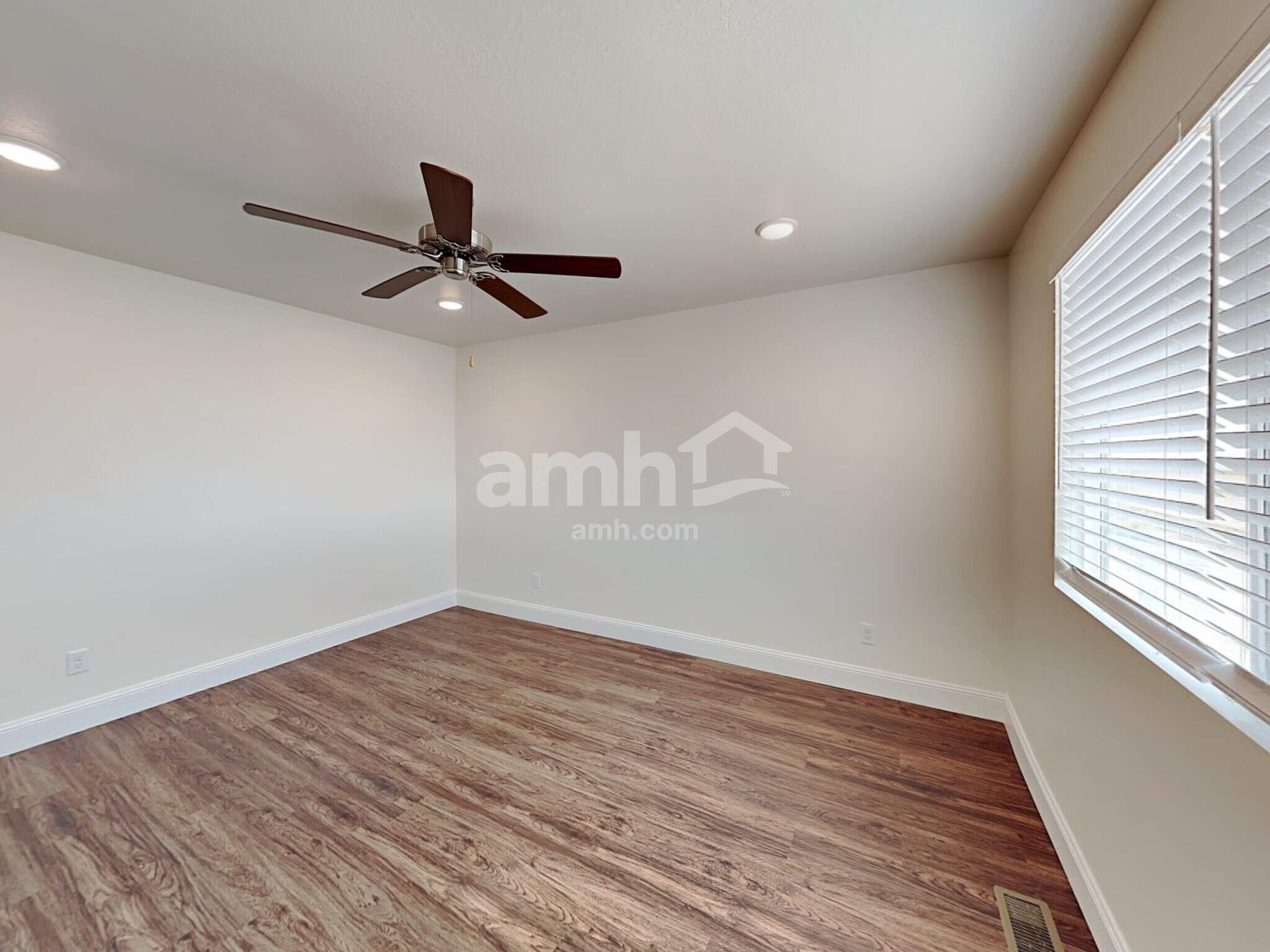 Building Photo - 3354 Fields Ave