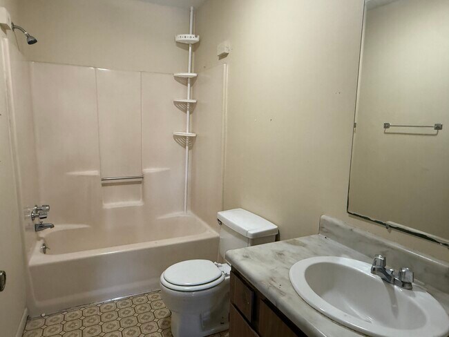 Building Photo - 210 Gloria St