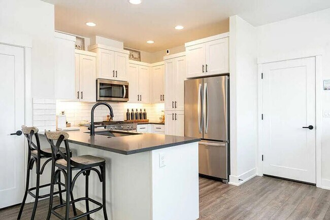 Building Photo - Eastside townhome in the desirable Petrosa neighborhood