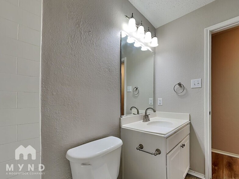 Building Photo - 1122 Buckingham Dr