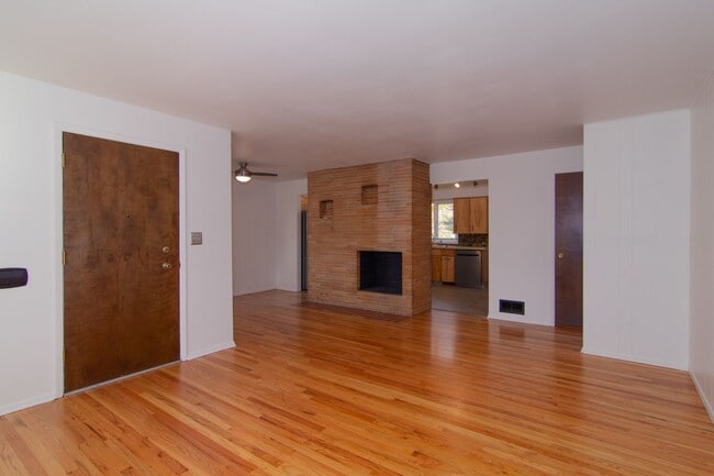 Building Photo - ***MOVE IN SPECIAL 1/2 OFF FIRST FULL MONTH'S RENT***  3 Bed 1.5 Bath Home in Shadle neighborhood...