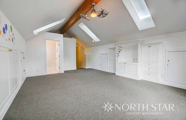 Building Photo - Stunning 3 bed/3 bath in Summit West