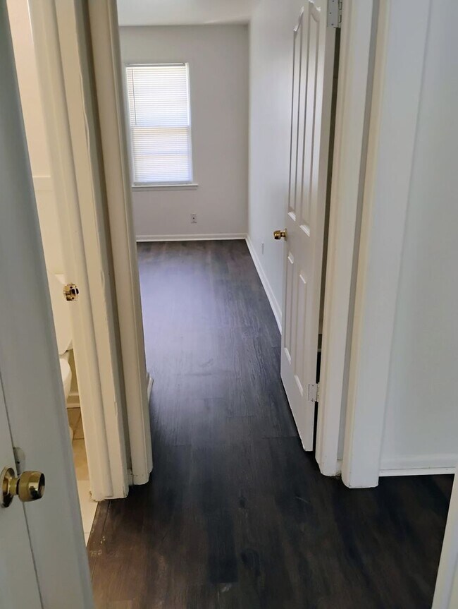 Building Photo - Spacious two bedroom located near Linwood