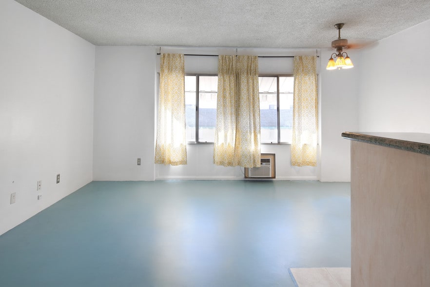 spacious living room, large windows, corner. - 250 Linden Ave