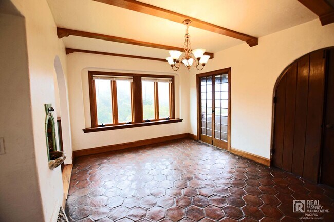 Building Photo - Timeless 4 Bedroom in West Montclair