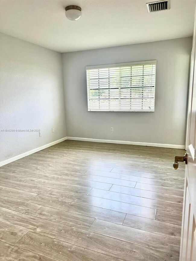 Building Photo - 2041 Nassau Dr