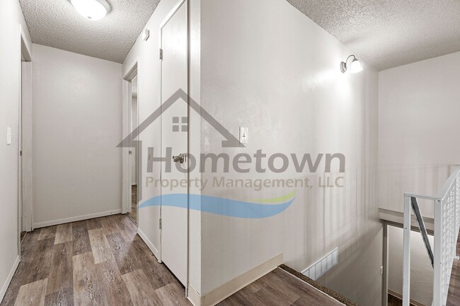 Building Photo - Large 4 Bedroom 2 Bathroom Home with Off S...