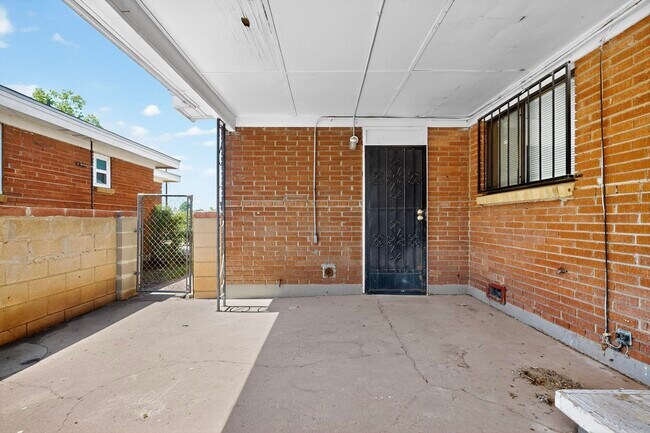 Building Photo - 1012 San Pedro Dr SE