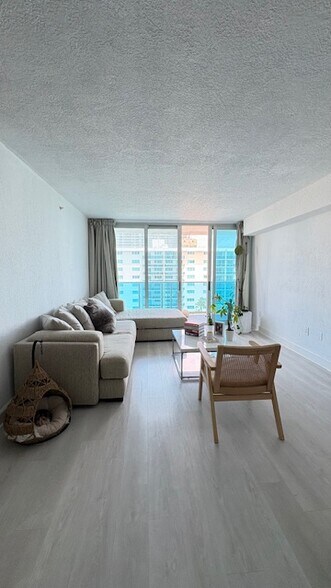 Building Photo - 7501 E Treasure Dr