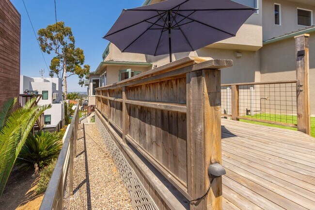 Building Photo - Contemporary 3 Bedroom/2 Bath Home With Oc...