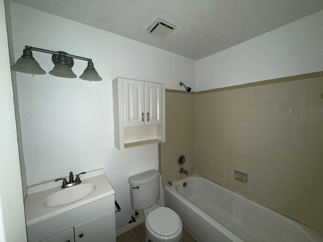 Building Photo - Spacious 2/2 in SW Gainesville – W/D Included & Ready 2/1/26!