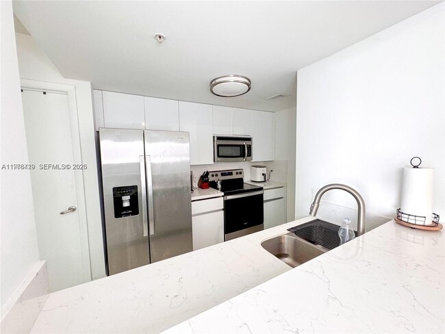 Building Photo - 1861 NW S River Dr