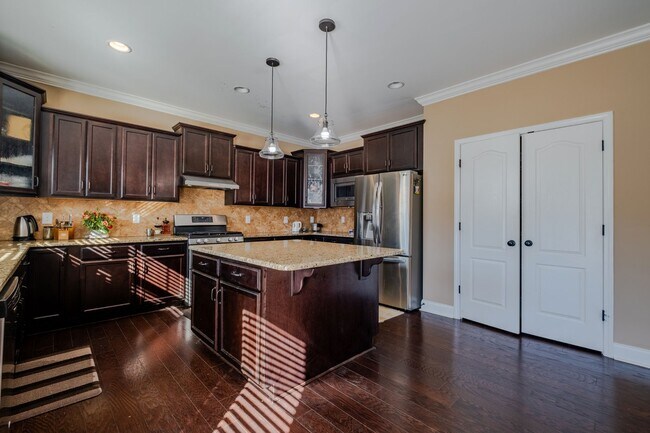 Building Photo - 5773 Highland Grove Dr