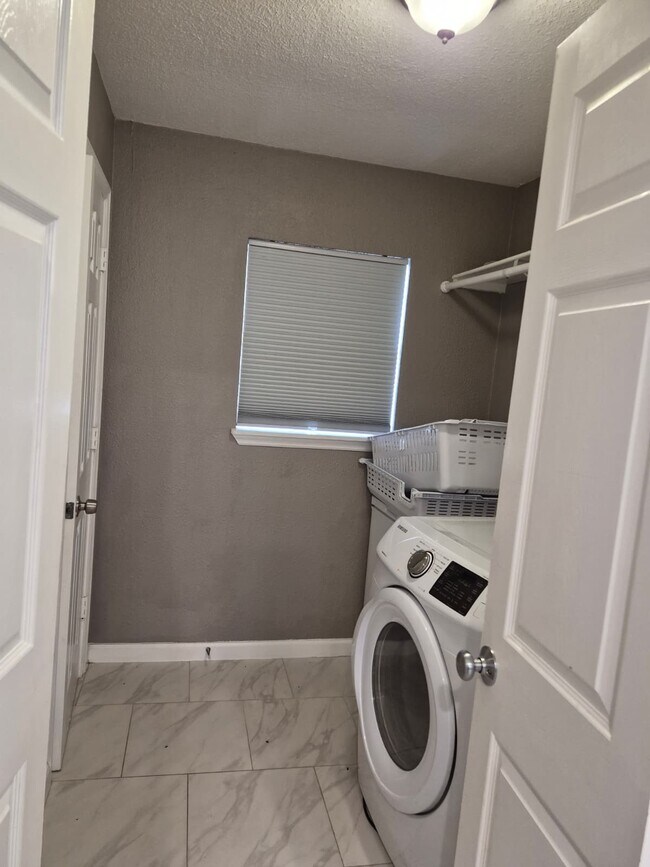 Building Photo - 15735 Munson Ln