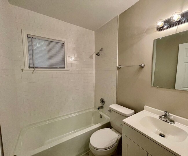 Building Photo - 616 Ligustrum St