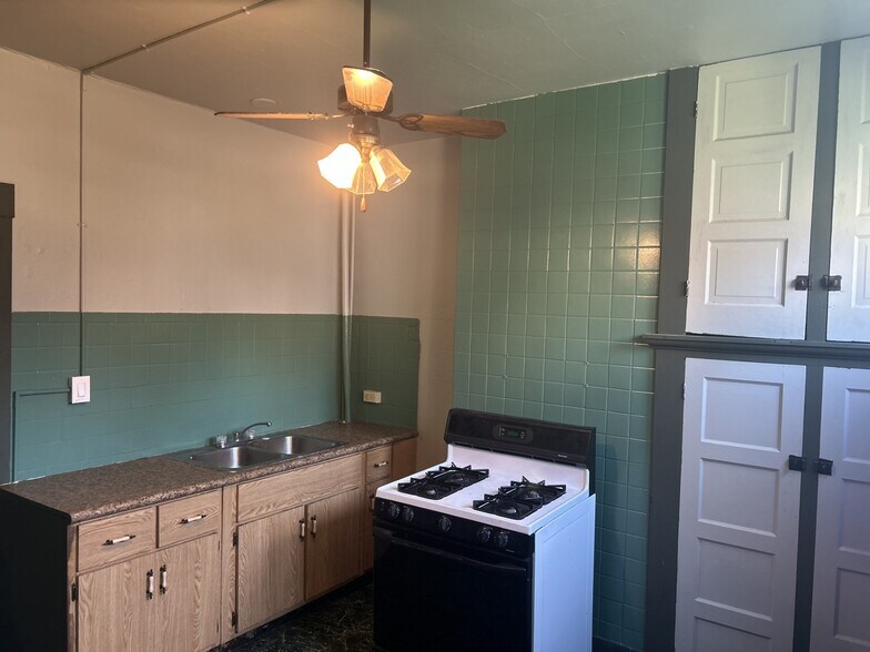 Kitchen - 239 Zara St