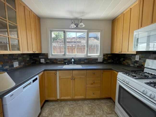 Building Photo - 501 Palmer Ln