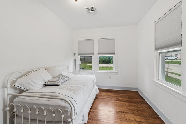 Building Photo - Charming 3-Bedroom Home with Modern Finishes and Inviting Patio!