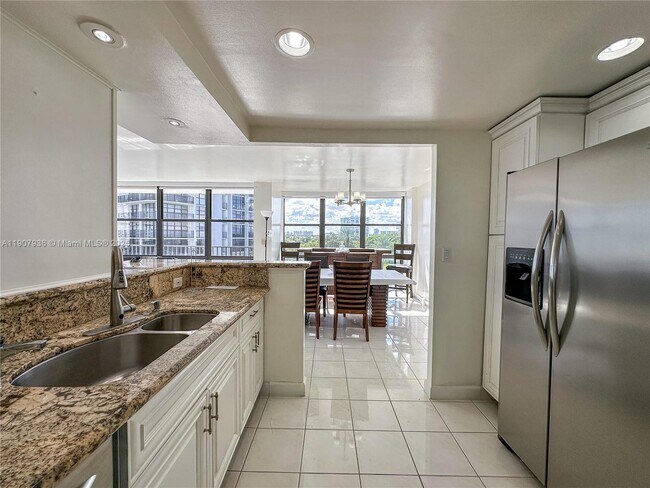 Building Photo - 800 Parkview Dr