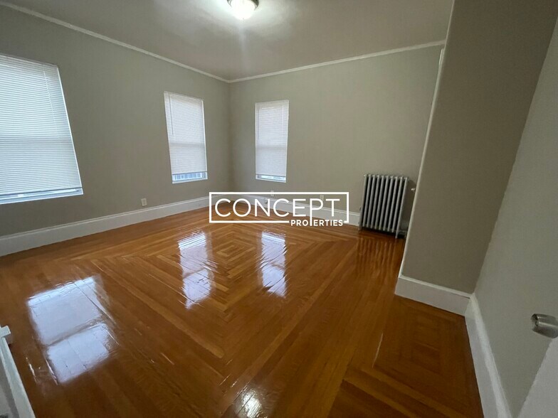 Building Photo - 33 Algonquin St