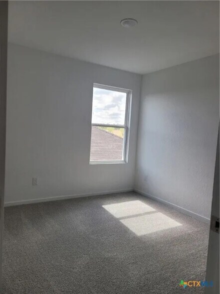 Building Photo - Room in House on Noir Ln