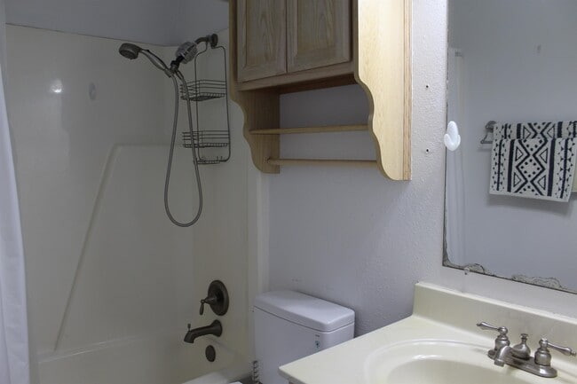 Building Photo - 1252 Live Oak Dr