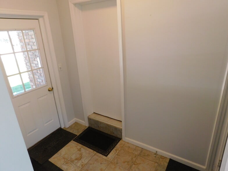 Side Entry - 26 Patricia Ln