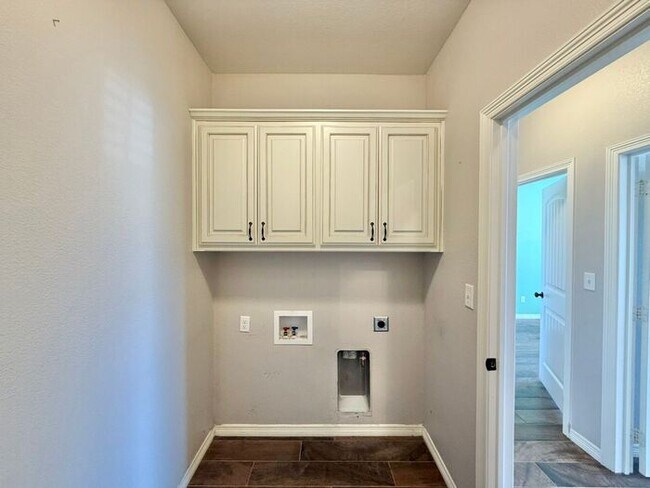Building Photo - Beautiful 3-Bedroom, 2-Bath Home with Mode...