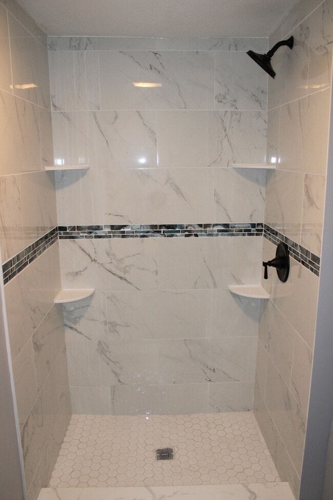 Building Photo - Cozy 3-bedroom, 1 full bath with vanity home located in Kansas City, MO.