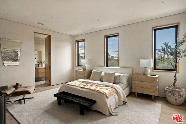 Building Photo - 10386 Strathmore Dr