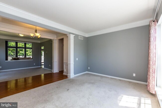 Building Photo - 684 Churchill Rd