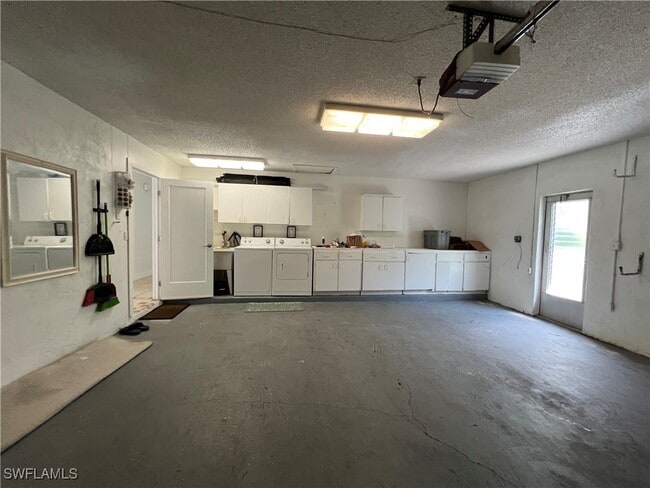 Building Photo - 858 Rose Way