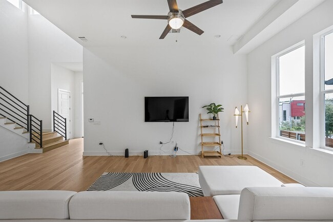 Building Photo - Beautiful Furnished Rental