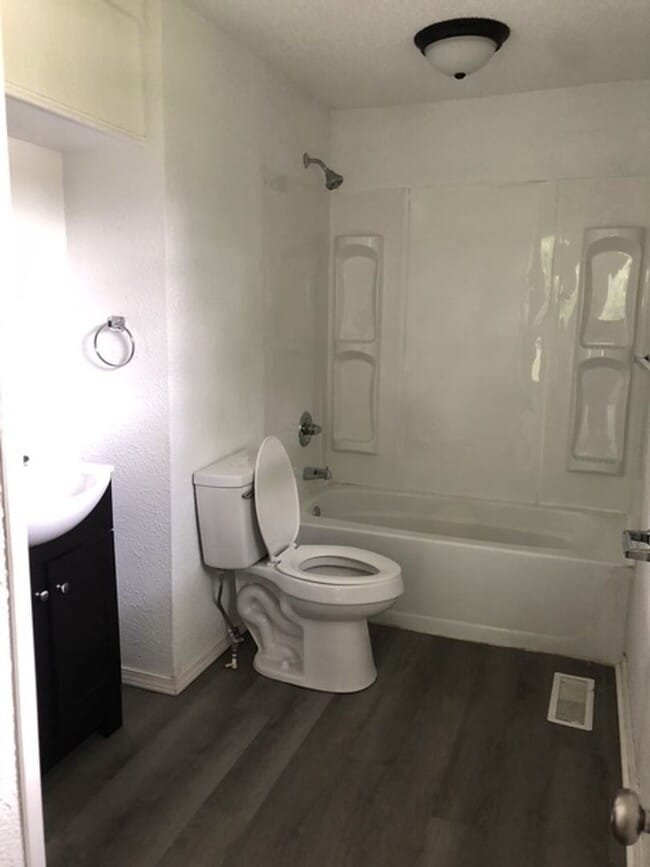 Building Photo - 2 Bed 1 Bath Home