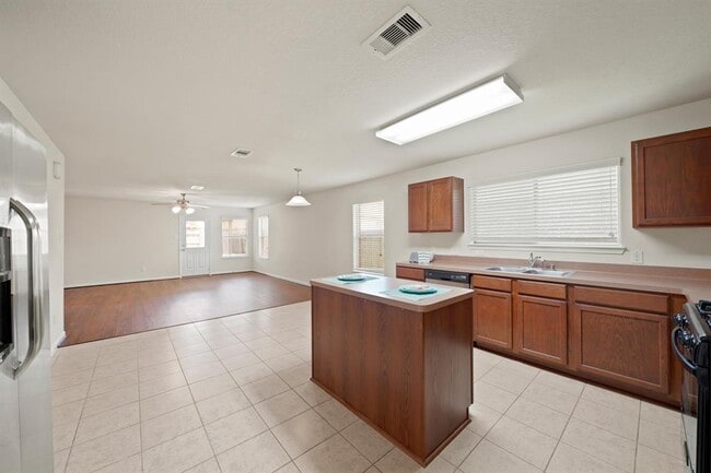 Building Photo - 1102 Honeysuckle Vine Dr