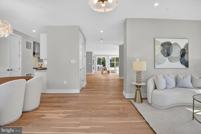 Building Photo - 5310 Cathedral Ave NW