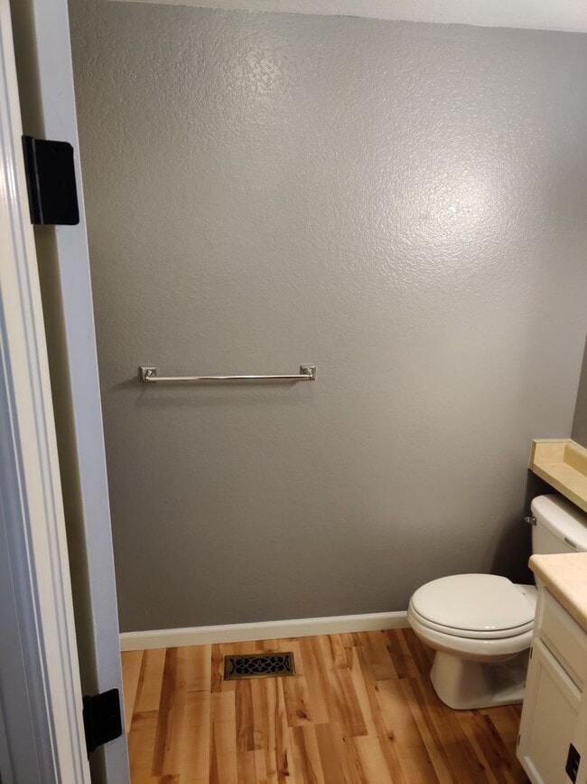 Building Photo - Great 2 bedroom single level townhome in quiet neighborhood