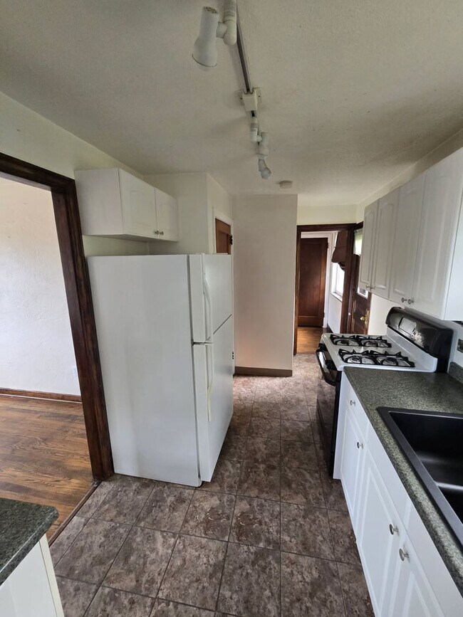 Building Photo - Welcome to this charming 3-bedroom, 1-bath...
