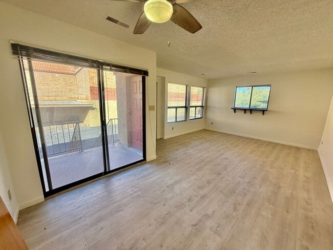 Building Photo - One Bedroom, TWO Bath apartment in Downtow...