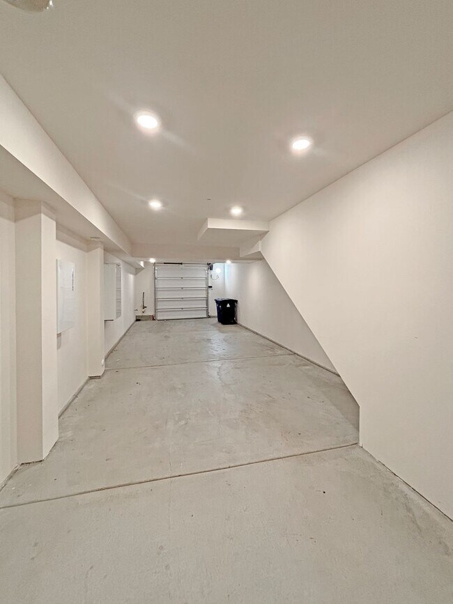 Building Photo - Spacious 3-Bedroom, 3-Bathroom Townhome in...