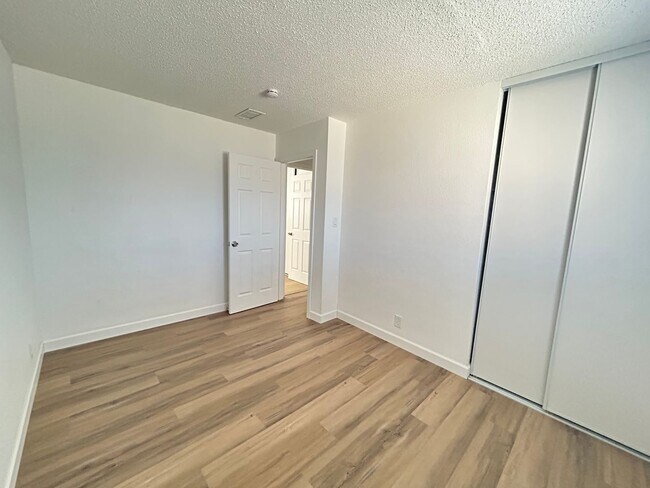 Building Photo - No HOA! 3 Bedroom 2 Bathroom House!