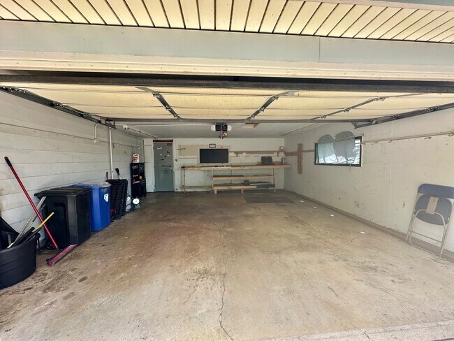 Building Photo - 220 Hampdon Ct